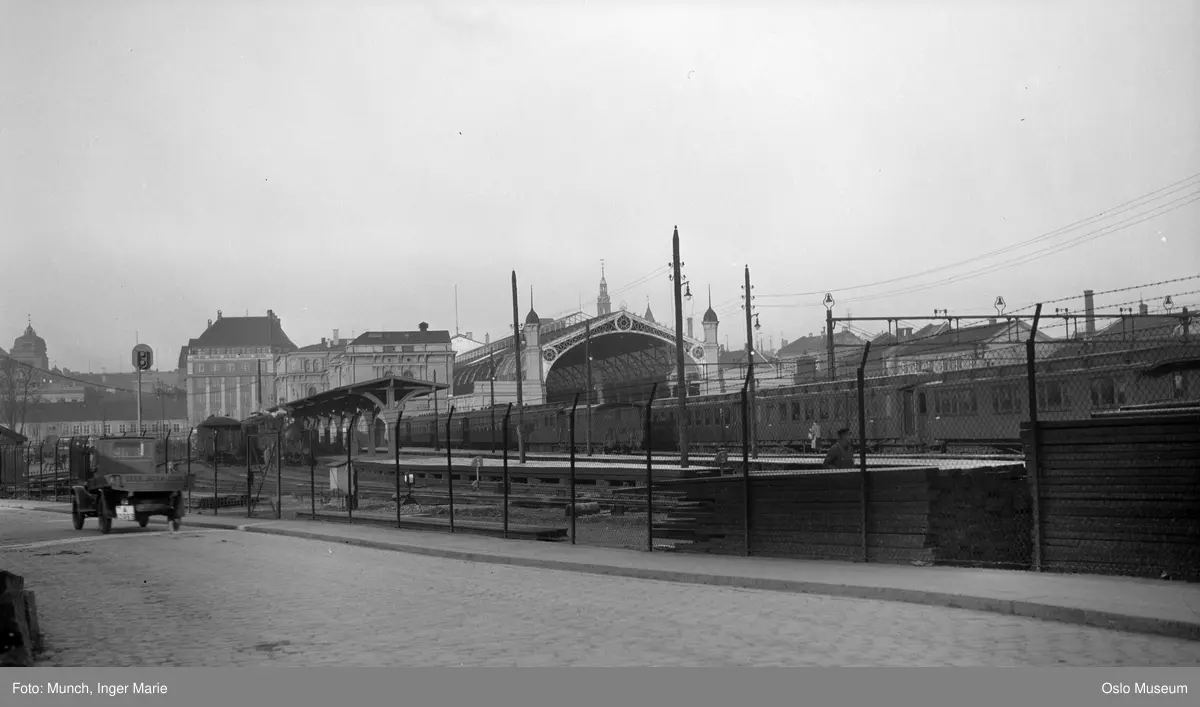 vei, lastebil, gjerde, Østbanestasjonen, perrong, tog, Amerikalinjens kontorbygning, Paleet