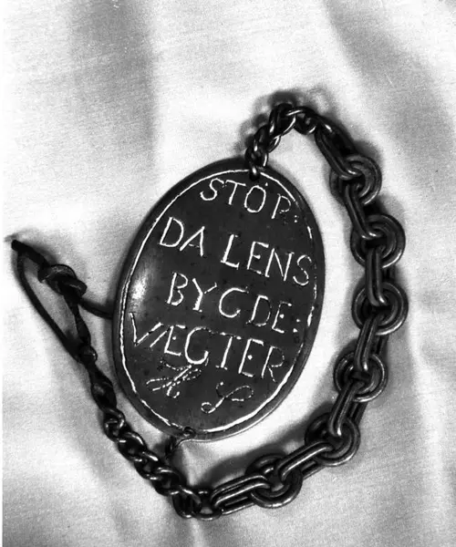 Oval badge on chain. Text on badge: Stordalen’s town watchman HS.