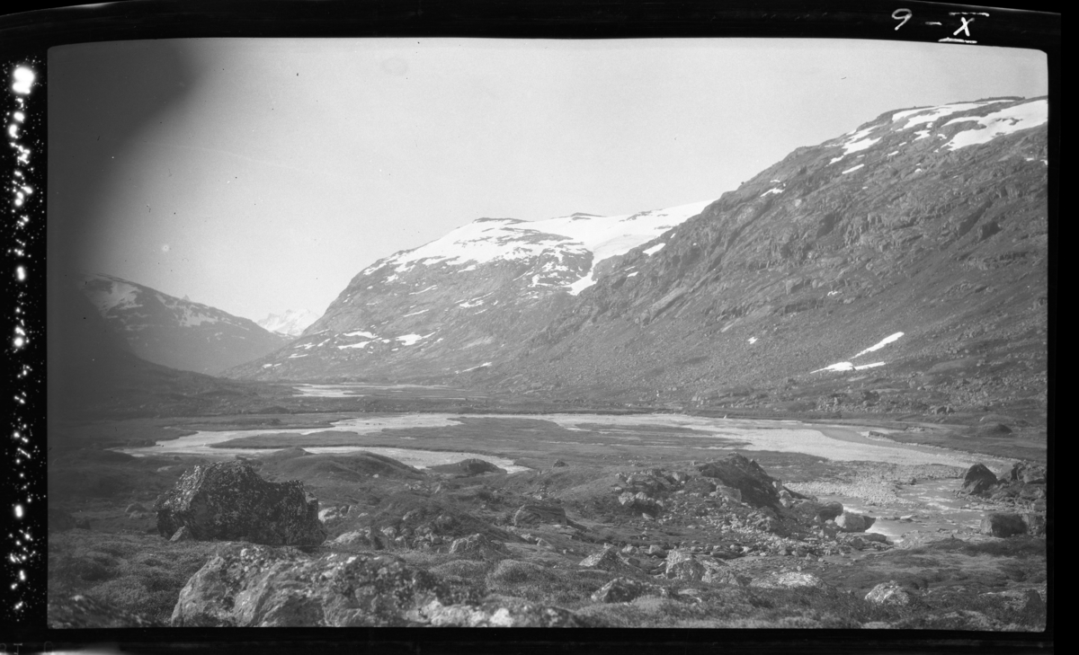 Ca. 2 km. ovenfor Nørstedalseter. "Ved eventuell utbygning av vassdraget kunne man her ftt et ganske bra kunstig magasin, med ca. 400 meter bredde og ca. 2 km. lengde Damsted for ca. 10 meter oppdeming. 3-400 meter lang dam ved streket linje". Linjen det er snakk om er i lengsst vekk i bildet litt ned vannets utløp/i bunn av dalen.