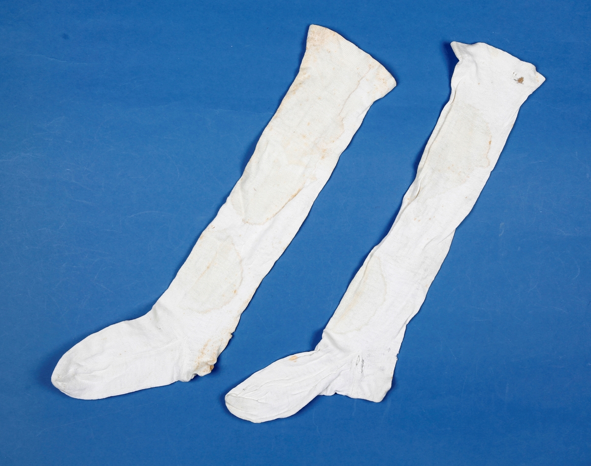 Et par hvite strømper i bomull.