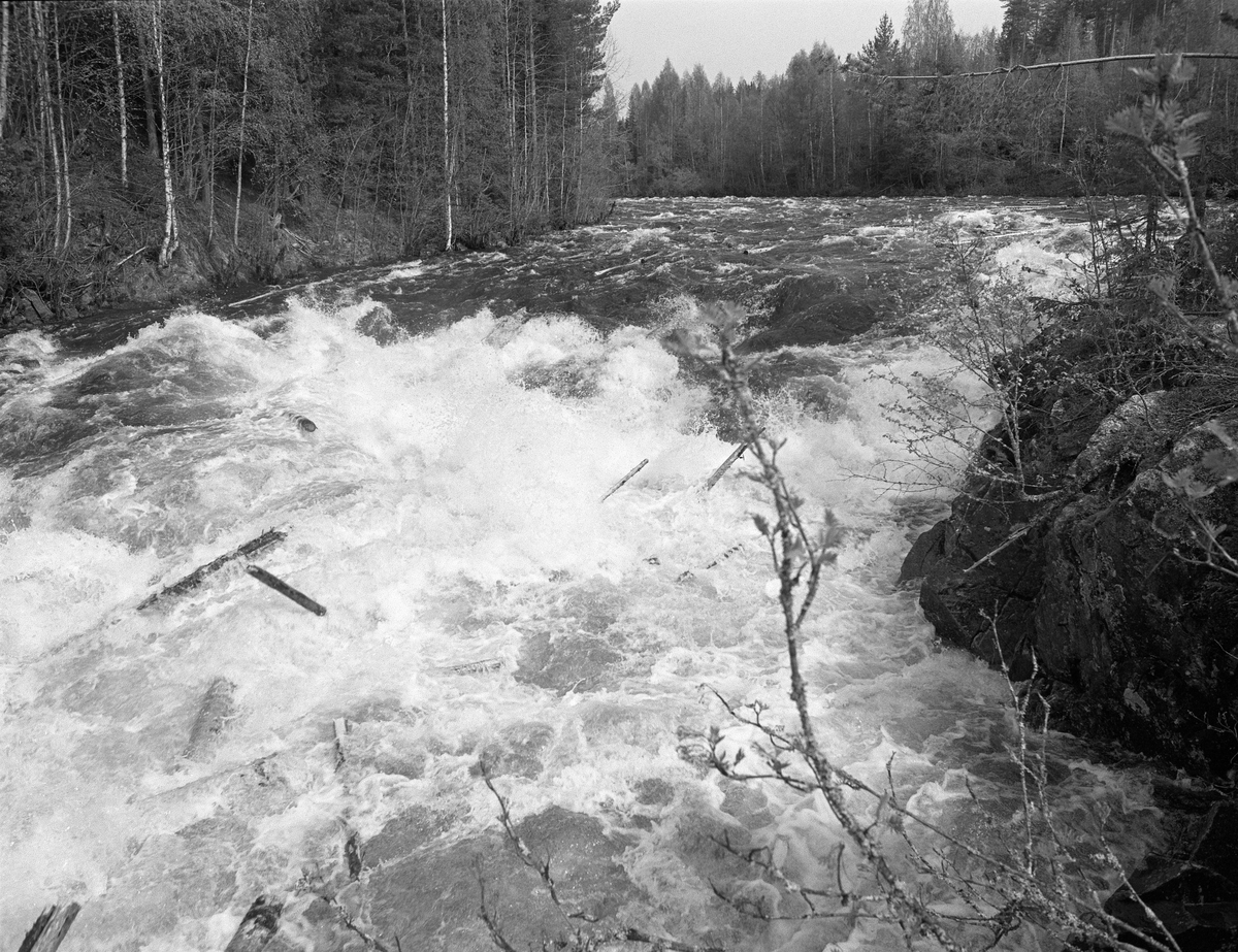 Tømmer gjennom Kvernfallet. 