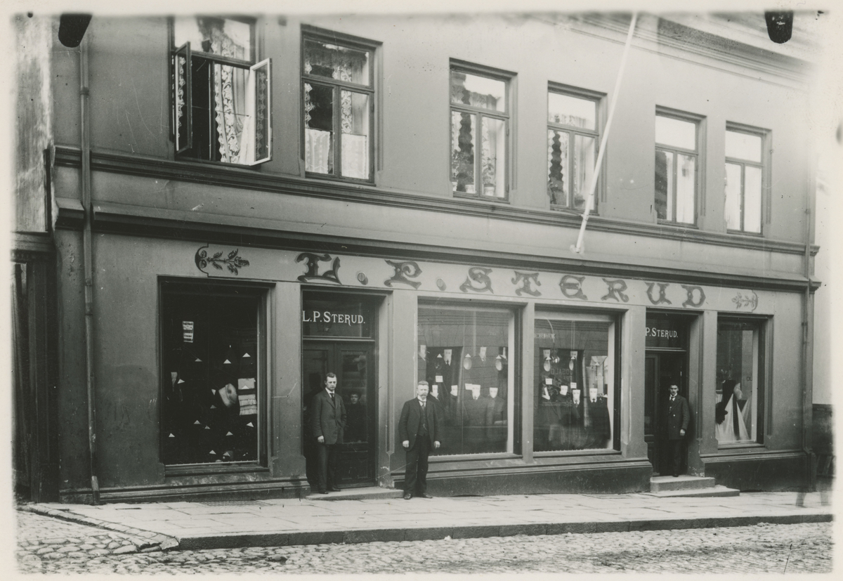 Ca. 1910.

Bilde 1:
Fotograf har stått i front for butikken.
Detaljer:	Dronningens gate 17, L. P. Sterud med ansatte.
Historikk: Sterud åpnet 1. april 1895 og var aktive helt opp til våre dager.				

Bilde 2:
Fotograf har stått i front for bygningen.	
Detaljer:	Kongens gate 5 med folk i vinduene.
Historikk: Kongens gate 5 - Strømberggården. Oppført før 1798. Leilighetskompleks.

Bilde 3-4:
To kopier av samme bilde.
Fotograf har stått i front av bygningen.
Detaljer:	Kongens gate 9, Clemmentsgården. Skilt for Blikkenslager A. Larsen.
Historikk: Oppført før 1794. Brant ned i 1946. Denne delen av gata gikk under navnet "Konggata".

Bilde 5:
Fotograf har stått i krysset Vogts gate/Kongens gate. Flemmingkrysset i dag.
Detaljer:	Kongens gate 44, forretningen til Christian Flemming.
Historikk: Opprettet i 1891. Overtok lokalene etter Chr. Hermanstorffs kolonial. Butikken flyttet til Kongens gate 38 i 1941 med ny eier.

Bilde 6:
Fotograf har stått i Kongens gate.
Detaljer:	Kongensgate 1. S. Jensen Kolonial, med ansatte. Folk, Storebro i bakgrunnen.
Historikk: Denne delen gikk under navnet Konggata og bygningen med navnet Thoresgården. Oppført på slutten av 1700. Brant ned i 1981.

Bilde 7:
Fotograf har stått på utsiden av bygningen.
Detaljer:	Kongens gate 15, Café Central med ansatte, Rygge og Moss Herreds Lensmannskontor til venstre.
Historikk: Cafeen hadde telefonautomat.

Bilde 8:
Fotograf har stått ved Øvre torv.
Detaljer:	Kongens gate 24 (22 i dag). Reklame for Elefant-Apothek rundt hjørnet, A/S Moss Kaffeforretning med utstillingsvinduer.
Historikk: Elefantapoteket var i drift i perioden 1736 - ca. 2016. I Kongens gate 24 fra tidlig 1900.

Bilde 9:
Fotograf har stått i front av forretningen.
Detaljer:	Kongens gate 26. Anna Larsens Modeforretning med Anna Larsen og ansatte.
Historikk: Forretningen ble opprettet i 1897, og byttet adresse flere ganger.

Bilde 10:
Fotograf har stått rett utenfor forretningen.
Detaljer:	Kongens gate 14. Kjæmperud med ansatte, gasslykt.
Historikk: Byttet lokaler til Kongens gate 15 rundt 1913.