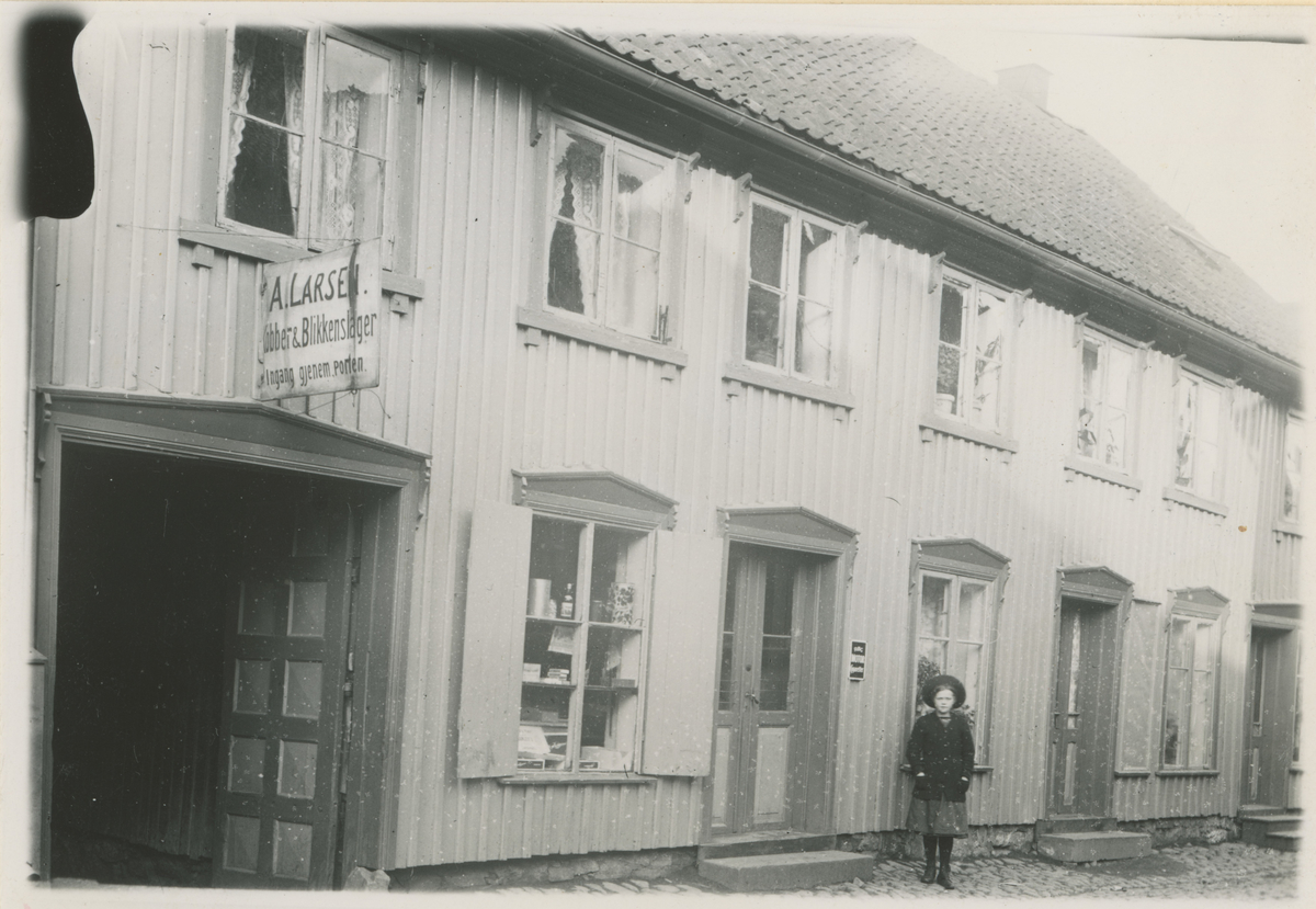 Ca. 1910.

Bilde 1:
Fotograf har stått i front for butikken.
Detaljer:	Dronningens gate 17, L. P. Sterud med ansatte.
Historikk: Sterud åpnet 1. april 1895 og var aktive helt opp til våre dager.				

Bilde 2:
Fotograf har stått i front for bygningen.	
Detaljer:	Kongens gate 5 med folk i vinduene.
Historikk: Kongens gate 5 - Strømberggården. Oppført før 1798. Leilighetskompleks.

Bilde 3-4:
To kopier av samme bilde.
Fotograf har stått i front av bygningen.
Detaljer:	Kongens gate 9, Clemmentsgården. Skilt for Blikkenslager A. Larsen.
Historikk: Oppført før 1794. Brant ned i 1946. Denne delen av gata gikk under navnet "Konggata".

Bilde 5:
Fotograf har stått i krysset Vogts gate/Kongens gate. Flemmingkrysset i dag.
Detaljer:	Kongens gate 44, forretningen til Christian Flemming.
Historikk: Opprettet i 1891. Overtok lokalene etter Chr. Hermanstorffs kolonial. Butikken flyttet til Kongens gate 38 i 1941 med ny eier.

Bilde 6:
Fotograf har stått i Kongens gate.
Detaljer:	Kongensgate 1. S. Jensen Kolonial, med ansatte. Folk, Storebro i bakgrunnen.
Historikk: Denne delen gikk under navnet Konggata og bygningen med navnet Thoresgården. Oppført på slutten av 1700. Brant ned i 1981.

Bilde 7:
Fotograf har stått på utsiden av bygningen.
Detaljer:	Kongens gate 15, Café Central med ansatte, Rygge og Moss Herreds Lensmannskontor til venstre.
Historikk: Cafeen hadde telefonautomat.

Bilde 8:
Fotograf har stått ved Øvre torv.
Detaljer:	Kongens gate 24 (22 i dag). Reklame for Elefant-Apothek rundt hjørnet, A/S Moss Kaffeforretning med utstillingsvinduer.
Historikk: Elefantapoteket var i drift i perioden 1736 - ca. 2016. I Kongens gate 24 fra tidlig 1900.

Bilde 9:
Fotograf har stått i front av forretningen.
Detaljer:	Kongens gate 26. Anna Larsens Modeforretning med Anna Larsen og ansatte.
Historikk: Forretningen ble opprettet i 1897, og byttet adresse flere ganger.

Bilde 10:
Fotograf har stått rett utenfor forretningen.
Detaljer:	Kongens gate 14. Kjæmperud med ansatte, gasslykt.
Historikk: Byttet lokaler til Kongens gate 15 rundt 1913.