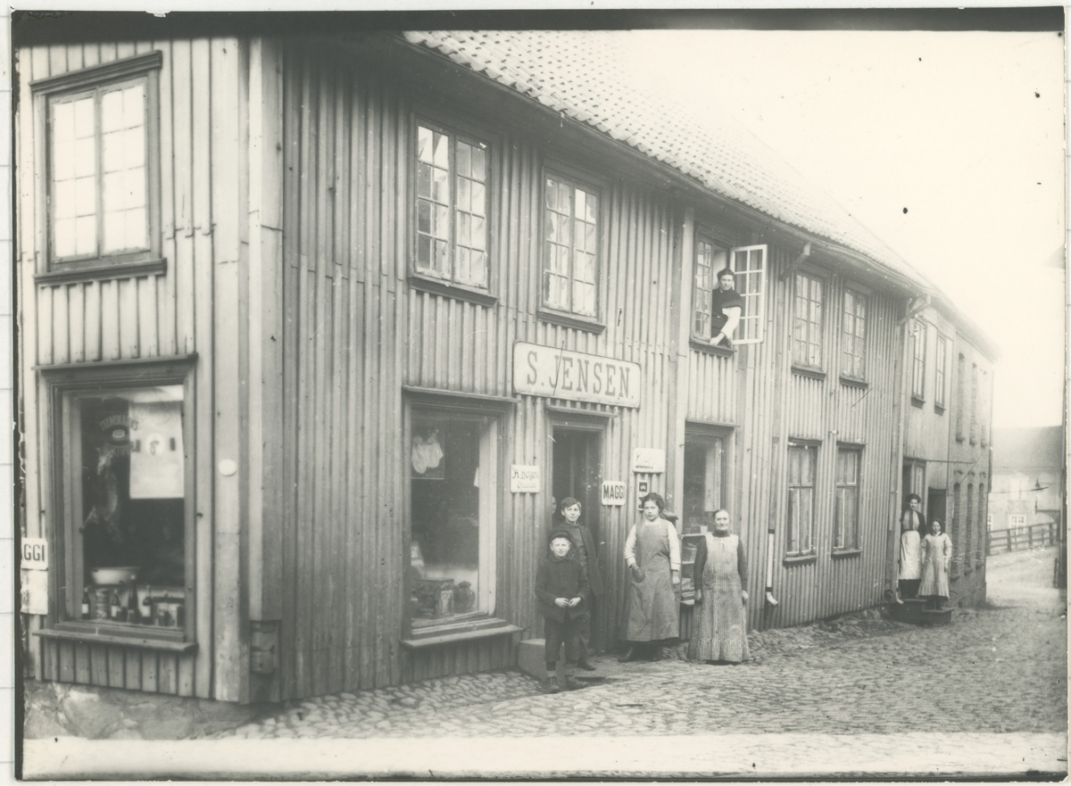 Ca. 1910.

Bilde 1:
Fotograf har stått i front for butikken.
Detaljer:	Dronningens gate 17, L. P. Sterud med ansatte.
Historikk: Sterud åpnet 1. april 1895 og var aktive helt opp til våre dager.				

Bilde 2:
Fotograf har stått i front for bygningen.	
Detaljer:	Kongens gate 5 med folk i vinduene.
Historikk: Kongens gate 5 - Strømberggården. Oppført før 1798. Leilighetskompleks.

Bilde 3-4:
To kopier av samme bilde.
Fotograf har stått i front av bygningen.
Detaljer:	Kongens gate 9, Clemmentsgården. Skilt for Blikkenslager A. Larsen.
Historikk: Oppført før 1794. Brant ned i 1946. Denne delen av gata gikk under navnet "Konggata".

Bilde 5:
Fotograf har stått i krysset Vogts gate/Kongens gate. Flemmingkrysset i dag.
Detaljer:	Kongens gate 44, forretningen til Christian Flemming.
Historikk: Opprettet i 1891. Overtok lokalene etter Chr. Hermanstorffs kolonial. Butikken flyttet til Kongens gate 38 i 1941 med ny eier.

Bilde 6:
Fotograf har stått i Kongens gate.
Detaljer:	Kongensgate 1. S. Jensen Kolonial, med ansatte. Folk, Storebro i bakgrunnen.
Historikk: Denne delen gikk under navnet Konggata og bygningen med navnet Thoresgården. Oppført på slutten av 1700. Brant ned i 1981.

Bilde 7:
Fotograf har stått på utsiden av bygningen.
Detaljer:	Kongens gate 15, Café Central med ansatte, Rygge og Moss Herreds Lensmannskontor til venstre.
Historikk: Cafeen hadde telefonautomat.

Bilde 8:
Fotograf har stått ved Øvre torv.
Detaljer:	Kongens gate 24 (22 i dag). Reklame for Elefant-Apothek rundt hjørnet, A/S Moss Kaffeforretning med utstillingsvinduer.
Historikk: Elefantapoteket var i drift i perioden 1736 - ca. 2016. I Kongens gate 24 fra tidlig 1900.

Bilde 9:
Fotograf har stått i front av forretningen.
Detaljer:	Kongens gate 26. Anna Larsens Modeforretning med Anna Larsen og ansatte.
Historikk: Forretningen ble opprettet i 1897, og byttet adresse flere ganger.

Bilde 10:
Fotograf har stått rett utenfor forretningen.
Detaljer:	Kongens gate 14. Kjæmperud med ansatte, gasslykt.
Historikk: Byttet lokaler til Kongens gate 15 rundt 1913.