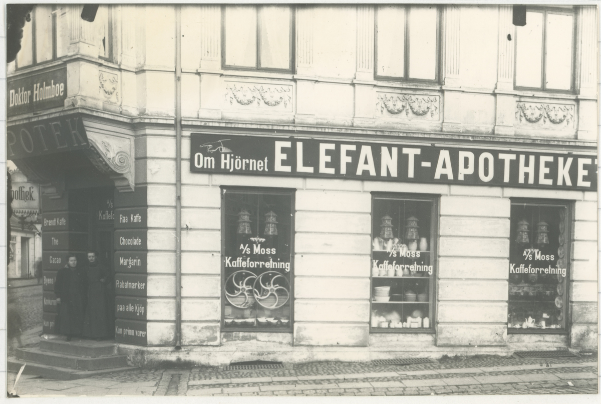 Ca. 1910.

Bilde 1:
Fotograf har stått i front for butikken.
Detaljer:	Dronningens gate 17, L. P. Sterud med ansatte.
Historikk: Sterud åpnet 1. april 1895 og var aktive helt opp til våre dager.				

Bilde 2:
Fotograf har stått i front for bygningen.	
Detaljer:	Kongens gate 5 med folk i vinduene.
Historikk: Kongens gate 5 - Strømberggården. Oppført før 1798. Leilighetskompleks.

Bilde 3-4:
To kopier av samme bilde.
Fotograf har stått i front av bygningen.
Detaljer:	Kongens gate 9, Clemmentsgården. Skilt for Blikkenslager A. Larsen.
Historikk: Oppført før 1794. Brant ned i 1946. Denne delen av gata gikk under navnet "Konggata".

Bilde 5:
Fotograf har stått i krysset Vogts gate/Kongens gate. Flemmingkrysset i dag.
Detaljer:	Kongens gate 44, forretningen til Christian Flemming.
Historikk: Opprettet i 1891. Overtok lokalene etter Chr. Hermanstorffs kolonial. Butikken flyttet til Kongens gate 38 i 1941 med ny eier.

Bilde 6:
Fotograf har stått i Kongens gate.
Detaljer:	Kongensgate 1. S. Jensen Kolonial, med ansatte. Folk, Storebro i bakgrunnen.
Historikk: Denne delen gikk under navnet Konggata og bygningen med navnet Thoresgården. Oppført på slutten av 1700. Brant ned i 1981.

Bilde 7:
Fotograf har stått på utsiden av bygningen.
Detaljer:	Kongens gate 15, Café Central med ansatte, Rygge og Moss Herreds Lensmannskontor til venstre.
Historikk: Cafeen hadde telefonautomat.

Bilde 8:
Fotograf har stått ved Øvre torv.
Detaljer:	Kongens gate 24 (22 i dag). Reklame for Elefant-Apothek rundt hjørnet, A/S Moss Kaffeforretning med utstillingsvinduer.
Historikk: Elefantapoteket var i drift i perioden 1736 - ca. 2016. I Kongens gate 24 fra tidlig 1900.

Bilde 9:
Fotograf har stått i front av forretningen.
Detaljer:	Kongens gate 26. Anna Larsens Modeforretning med Anna Larsen og ansatte.
Historikk: Forretningen ble opprettet i 1897, og byttet adresse flere ganger.

Bilde 10:
Fotograf har stått rett utenfor forretningen.
Detaljer:	Kongens gate 14. Kjæmperud med ansatte, gasslykt.
Historikk: Byttet lokaler til Kongens gate 15 rundt 1913.