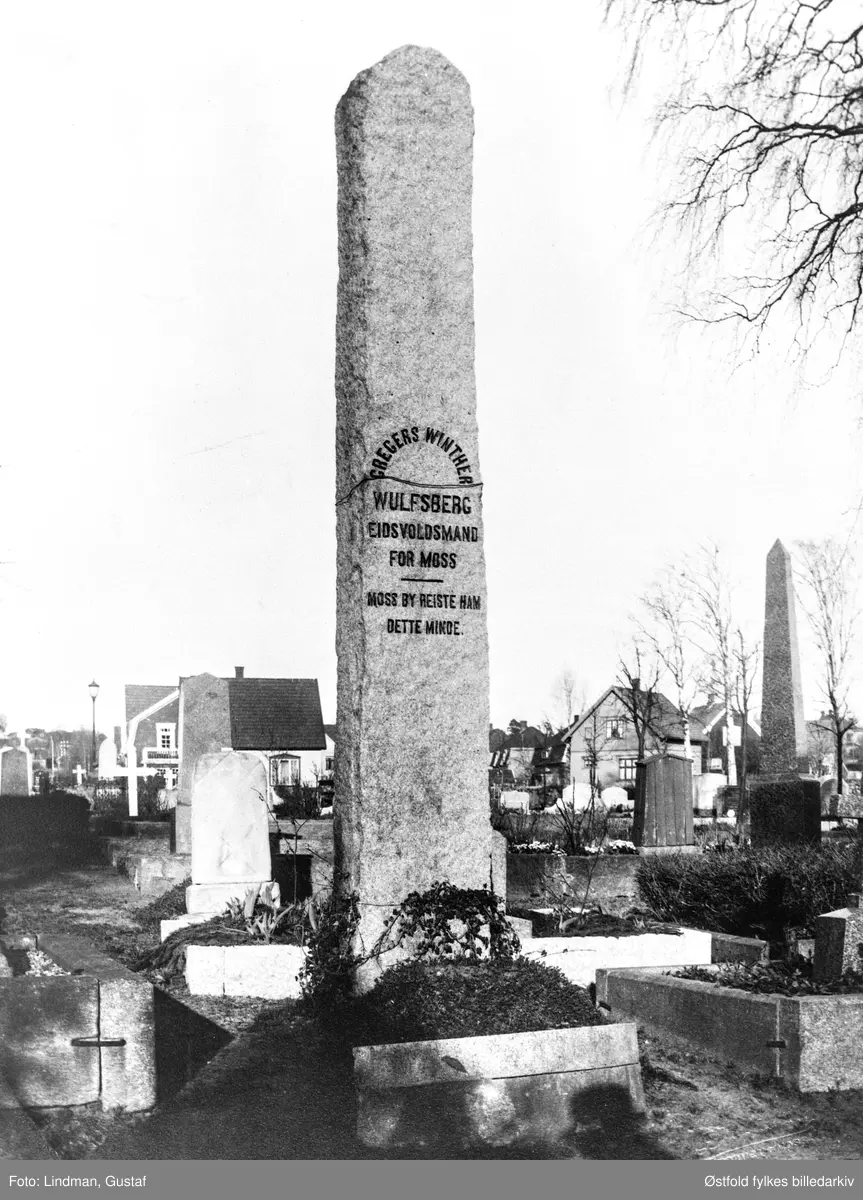Minnestøtte over Eidsvoldsmannen Gregers Winther Wulfsberg (1780-1846). Bautateinen ble reist i 1903.