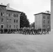 Värnpliktiga marscherar på kaserngården.