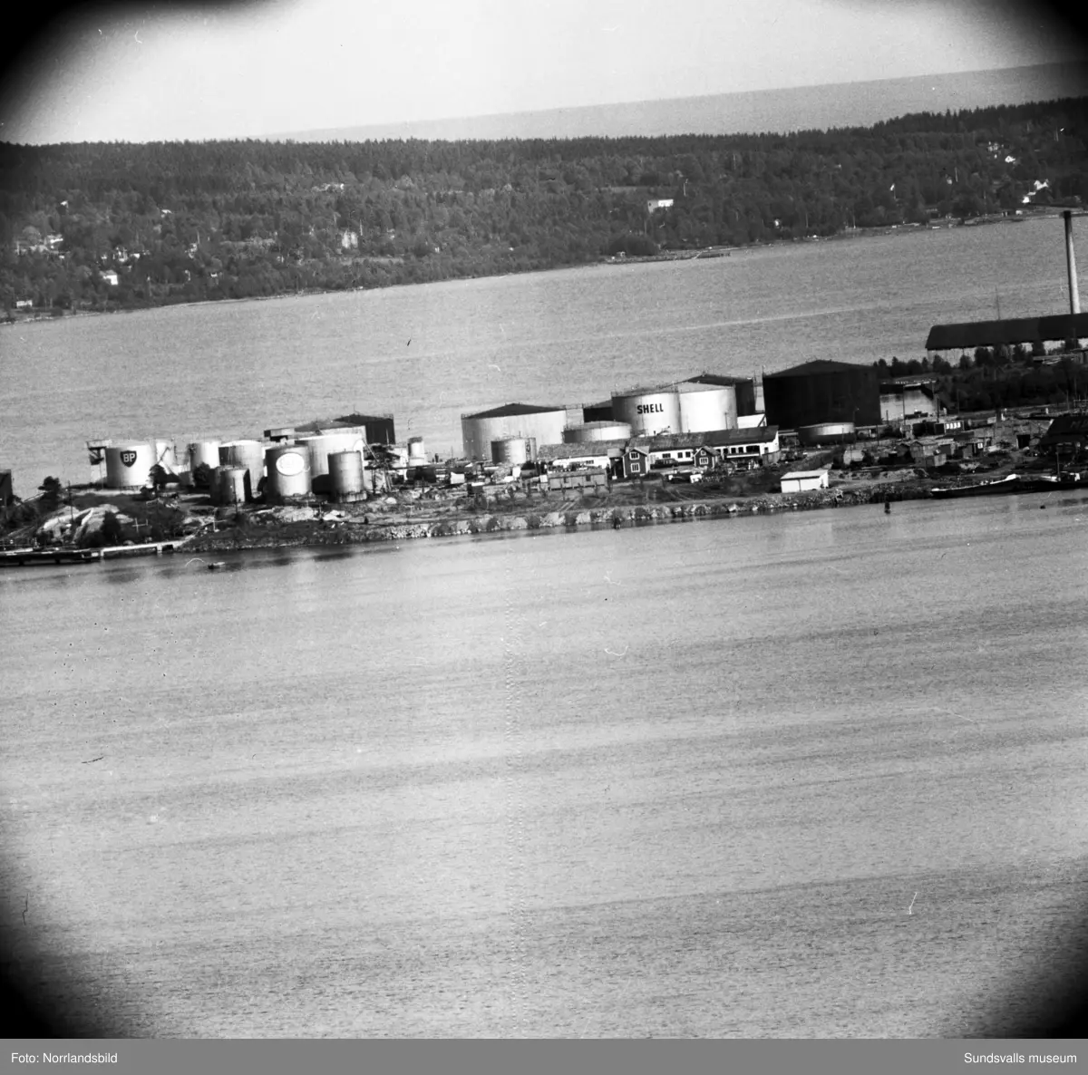 Oljehamnen vid Vindskärsudde fotograferad med teleobjektiv från Norra berget.