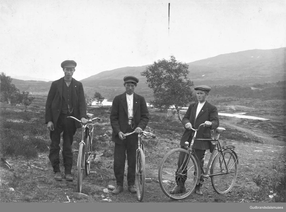 F.v.: Ole I. Lund (f. 1895), Guldbakke? og Per Harsheim (1895-1917) på sykkeltur