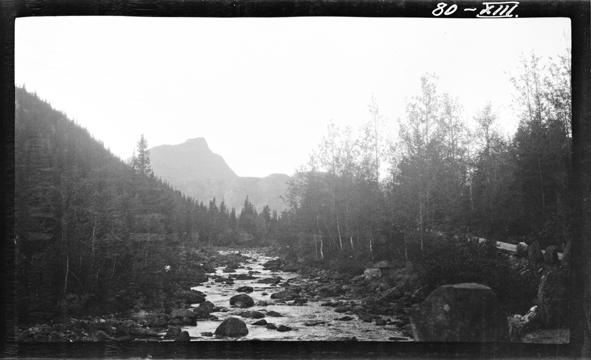 Ved Åfoss. Bonsnos synlig i bakgrunnen. Nedenfor Reisjåvatnet.