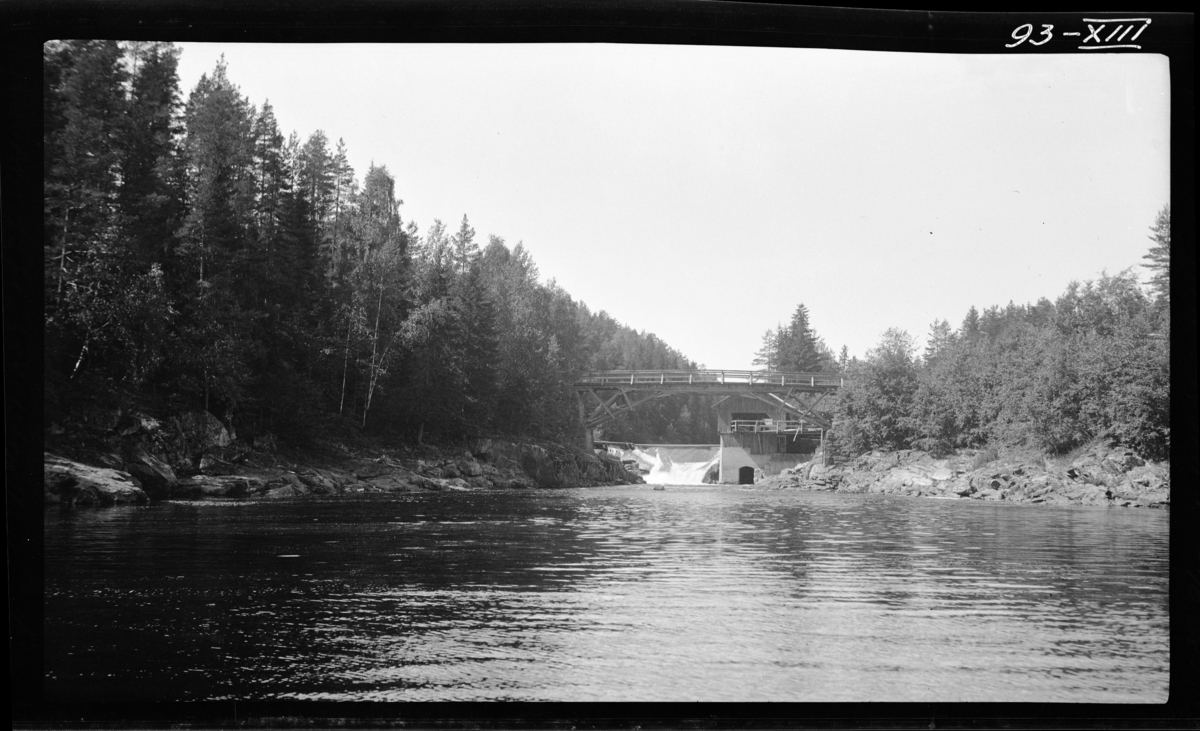 Ca. 6 km. nedenfor kråkefjorden. Hovland sag (Saga) på høyre side. Simoa.