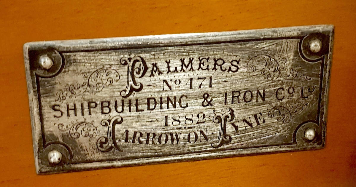 En halvmodell av et dampskipet "Gwenllian Thomas" (B.nr. 471, Palmers Shipbuilders & Iron Co. Ltd.) 1882) i en glassmonter til oppheng på vegg.