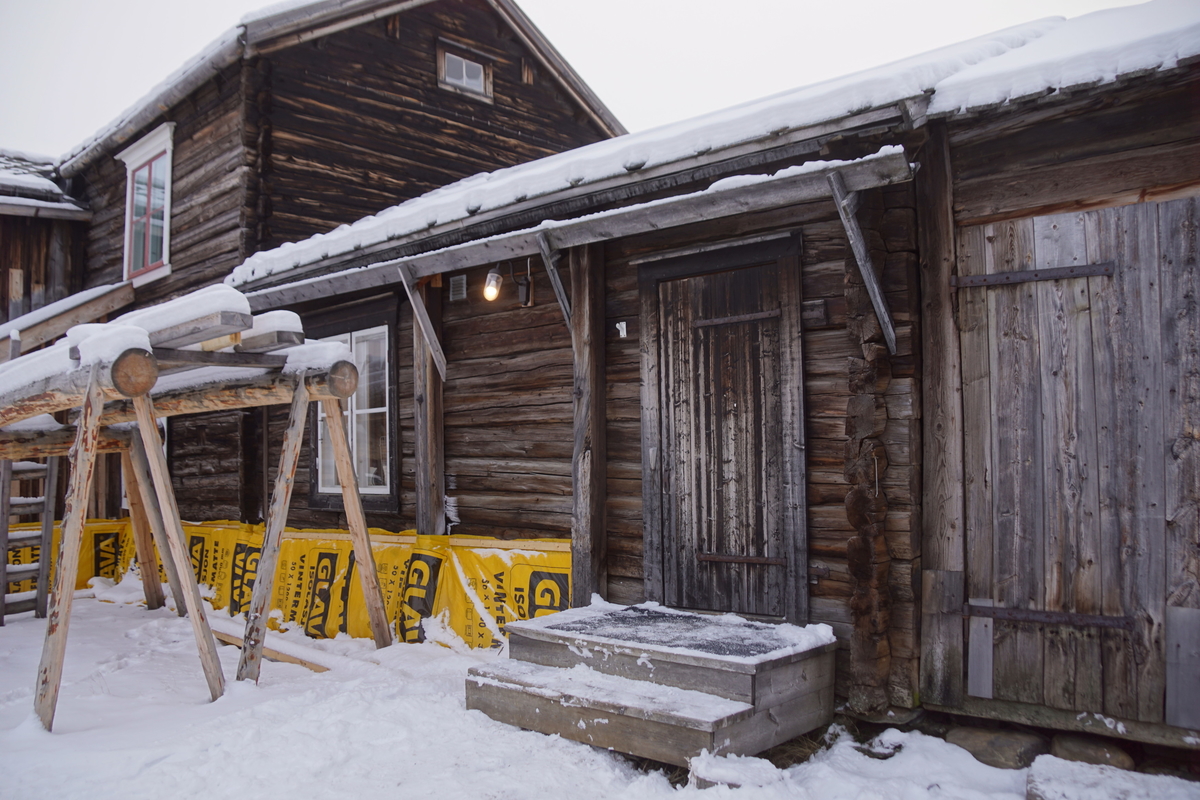 Jarnbua er en av de eldre bygningene i Kurantgården, opprinnelig bygd som lager for stangjern til bruk for kobberverkets virksomhet. Bygningen er av tømmer i en etasje med saltak. Taket tekket med 15 tommer hugget skifer. Det er en ramtredør med fire fyllinger med en enkel labankdør på utsiden. Mot slutten av 1800-tallet ble det innsatt vinduer, innvendig panel og lagt himling. Det er to torams vinduer og ett trerams vindu i bygningen.