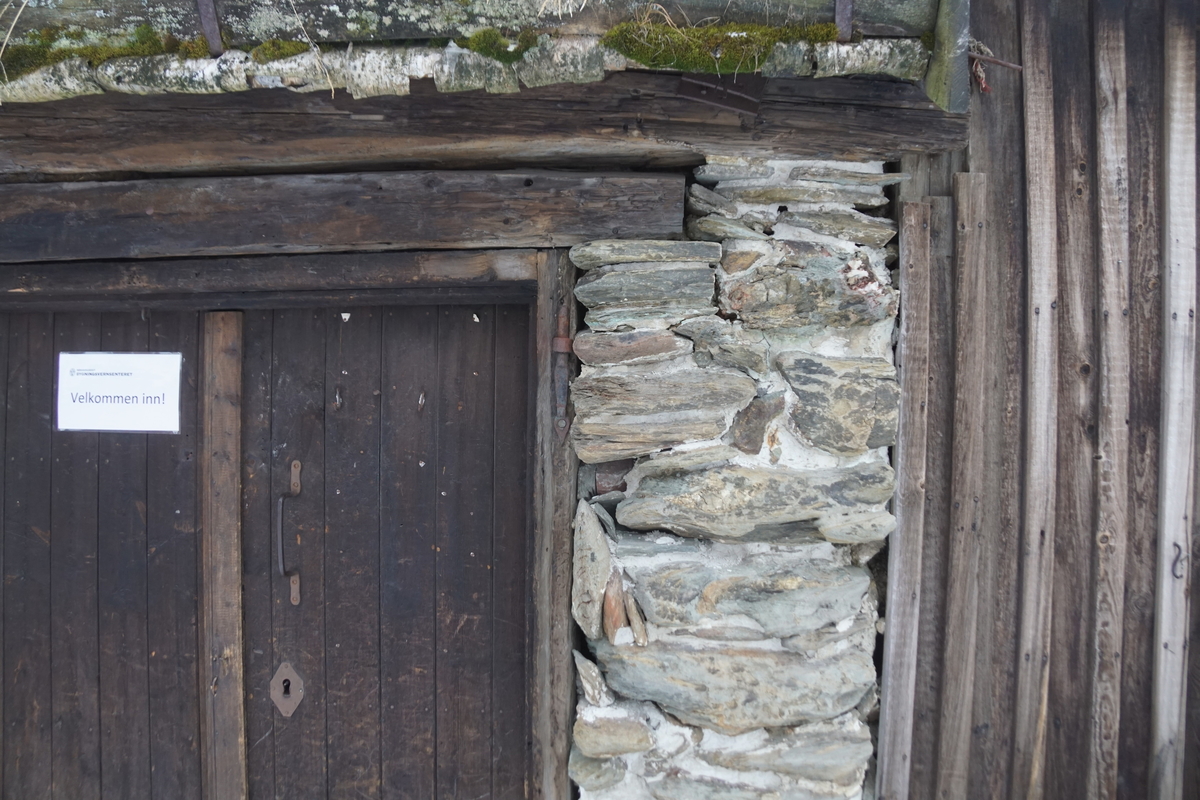Smia er en av de eldre bygningene i Kurantgården, oppført en gang mellom 1803 og 1824. Smia var en helt nødvendig bygning for produksjonen ved kobberverket. Smia er murt i naturstein med leire som bindemiddel. Gavlen mot nord er en panelt sperrebukk. Taket er tekket med torv. Rundt 1850 fikk bygningen valmet tak, men i løpet av første halvdel av 1900 ble taket igjen ombygd til vanlig saltak. En større restaurering ble foretatt i årene 1994-95.