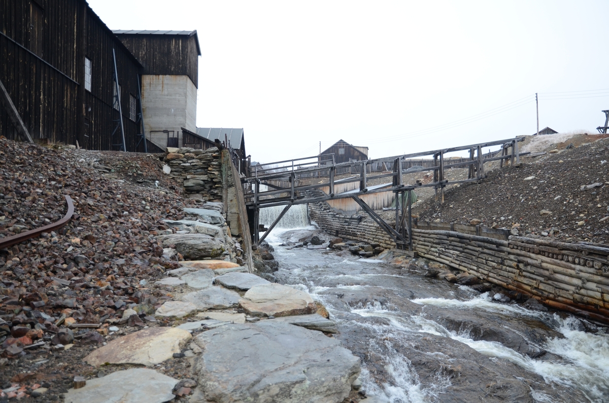 Slaggbanen er en trekonstruksjon bygd 1889 for å frakte slagget, avfallet etter kobbersmeltinga , fra smeltehytta over elva til slagghaugene.