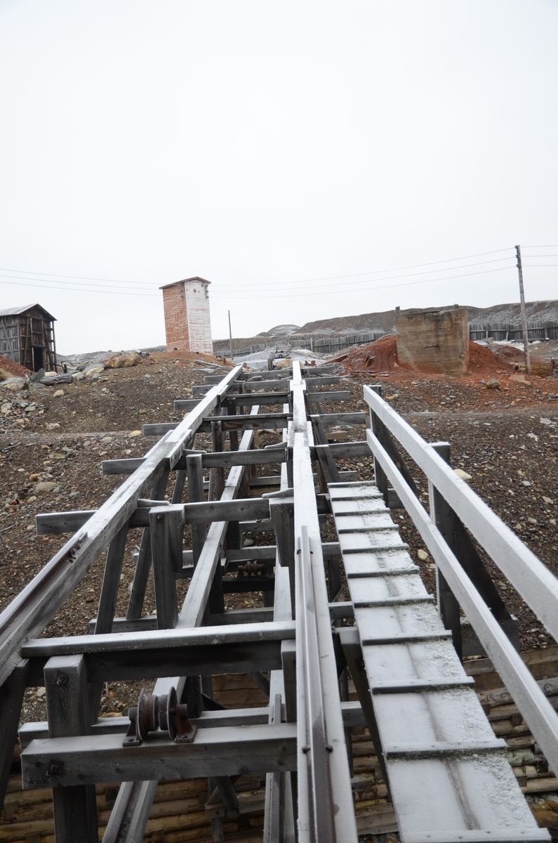 Slaggbanen er en trekonstruksjon bygd 1889 for å frakte slagget, avfallet etter kobbersmeltinga , fra smeltehytta over elva til slagghaugene.