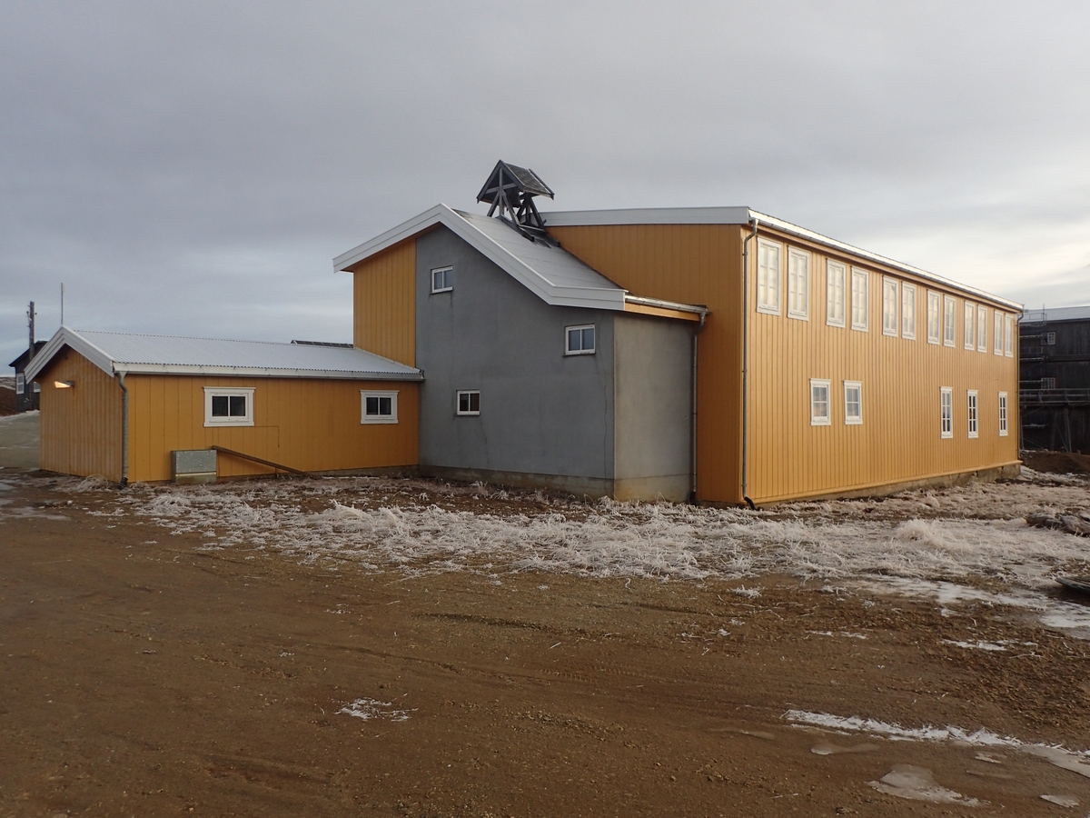 Mannskapsbrakka, oppført i 1947, er en trebygning i to etasjer. Mannskapsbrakka inneholdt boliger for ansatte ved Kobberverket, og representerer en viktig funksjon i driften på Nedre Storwartz. Det var nødvendig å ha arbeiderboliger i nærheten av gruvedriften.