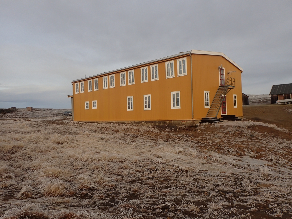 Mannskapsbrakka, oppført i 1947, er en trebygning i to etasjer. Mannskapsbrakka inneholdt boliger for ansatte ved Kobberverket, og representerer en viktig funksjon i driften på Nedre Storwartz. Det var nødvendig å ha arbeiderboliger i nærheten av gruvedriften.