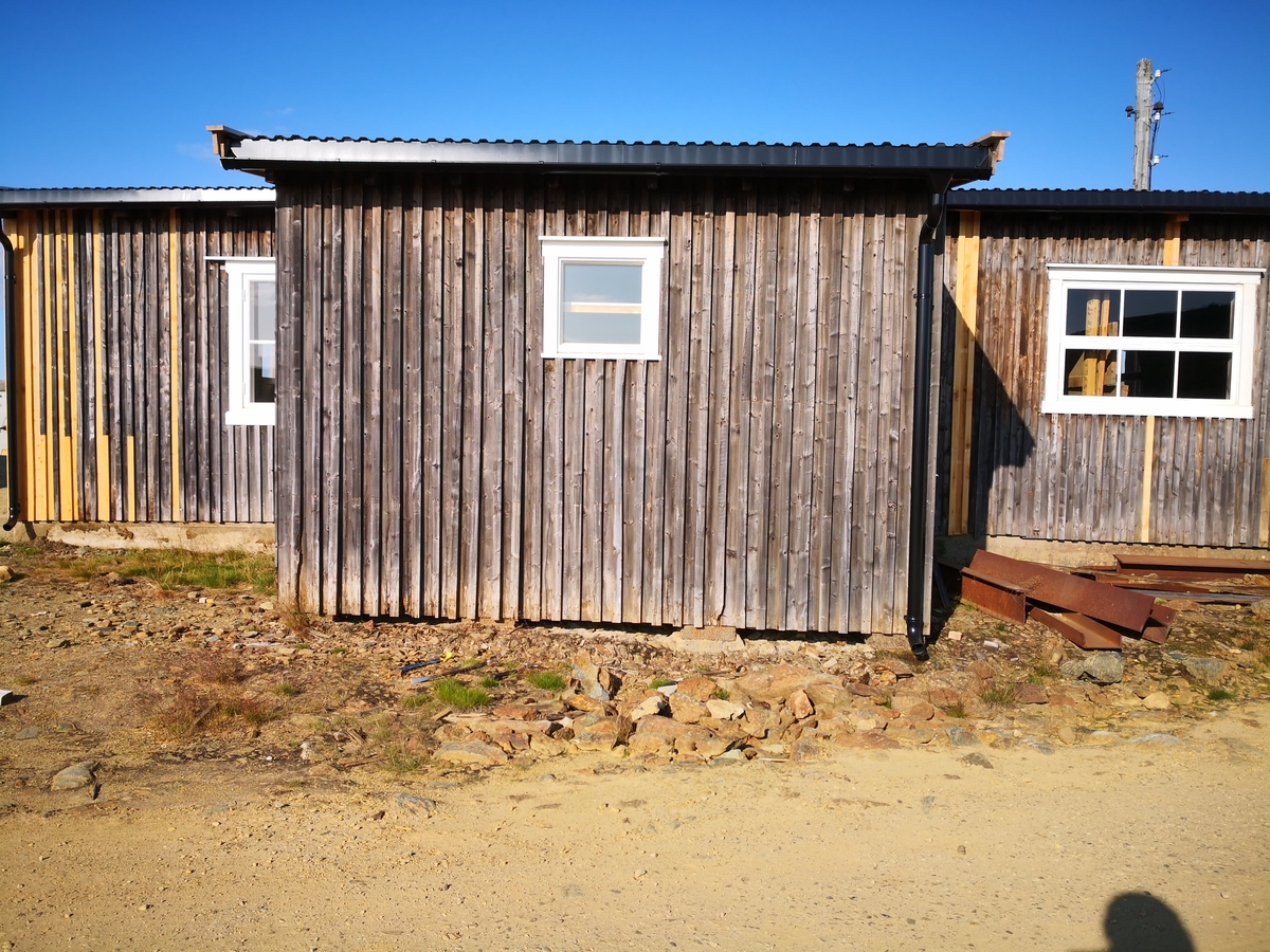 Bygningen er oppført i bindingsverk med stående panelkledning på 1950-tallet, trolig i 1958 som lager. Bygningen har også vært i bruk som verksted. Det var nødvendig å ha verksted i umiddelbar nærhet av gruvedriften og bygningen er en vesentlig del av det helhetlige bygningsmiljøet som utgjør Nedre Storwartz.