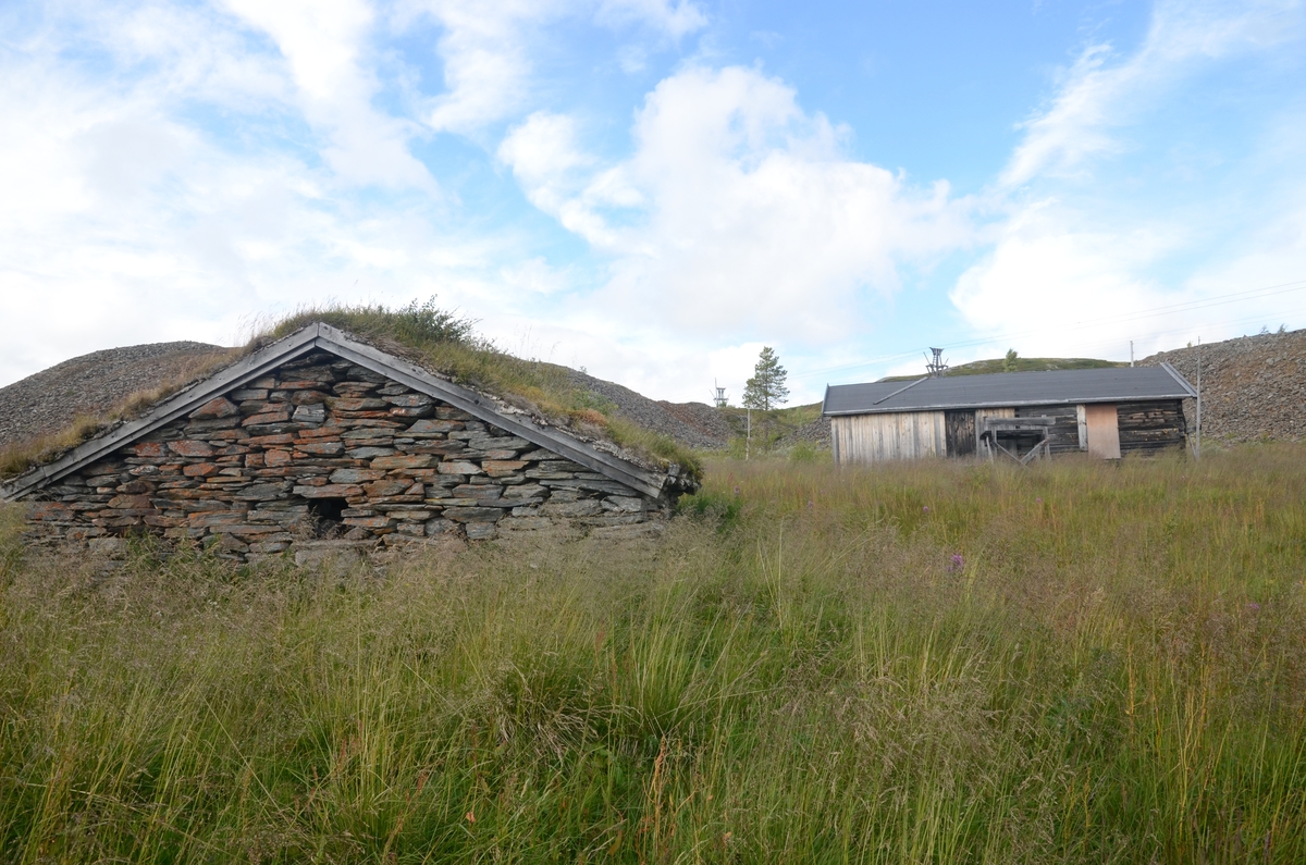 Seterfjøs bygget av naturstein med saltak med torv. Oppført i siste halvdel av 1800-tallet. Innvendig har fjøset ett åpent rom med jordgolv