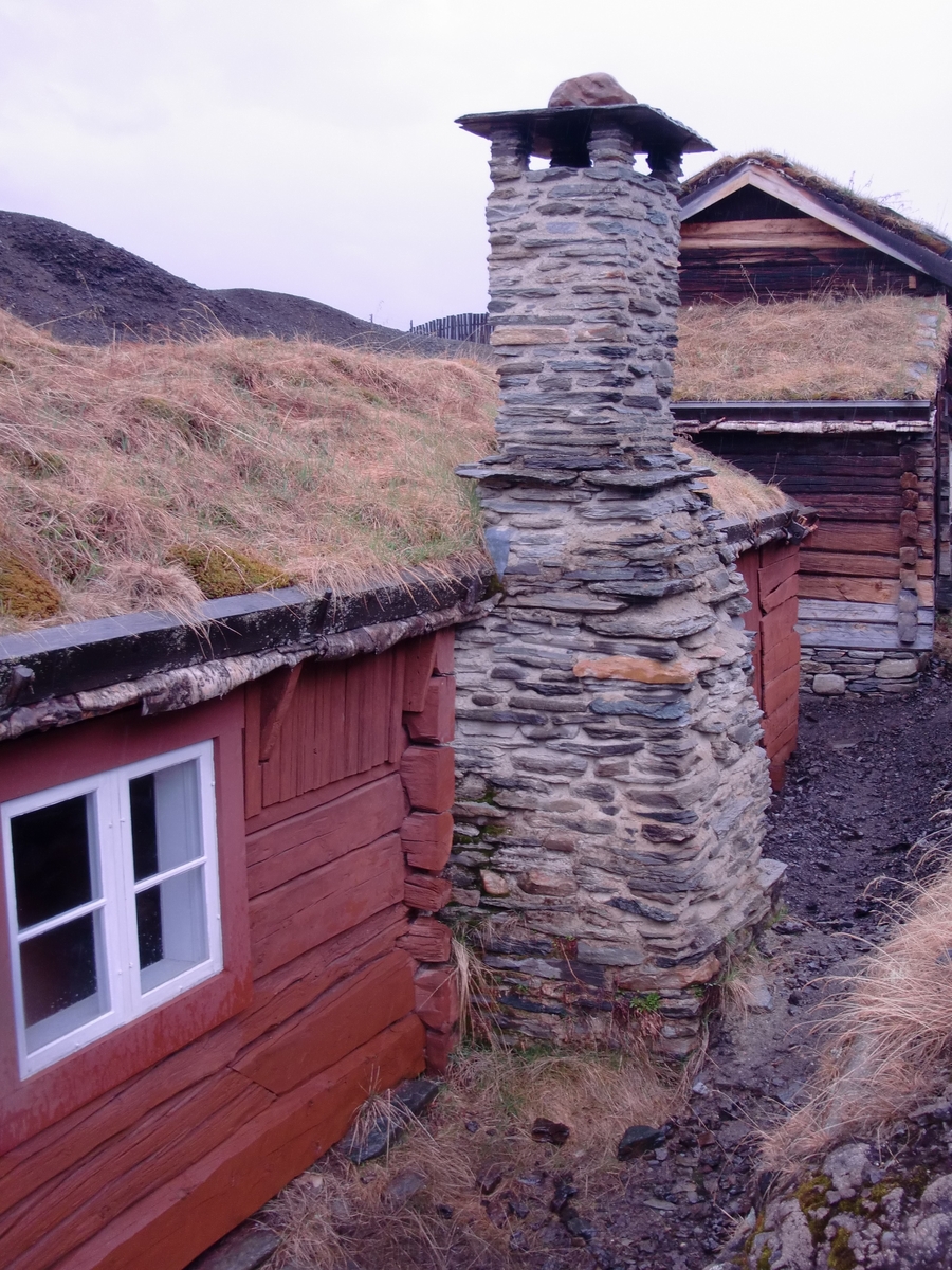 En-etasjes bygning delvis av laft, delvis av bindingsverk. Torvtekket tak. Boligdelen er laftet og kledd med tømmermannspanel. Ytterdør med to fyllinger. Boligen inneholder stue med ildsted, gang og kjøkken. Kjøkkenet har ildsted med pipe murt av gråstein på yttersiden av bakveggen. Uthus av bindingsverk. På østgavlen er tilbygget utedo med pulttak.