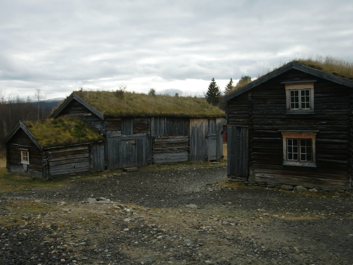 Uthus med fjøs, eldhus, skjæle og utedo.