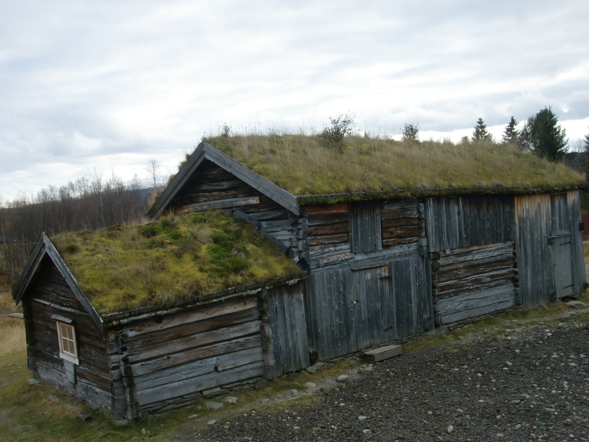 Uthus med fjøs, eldhus, skjæle og utedo.