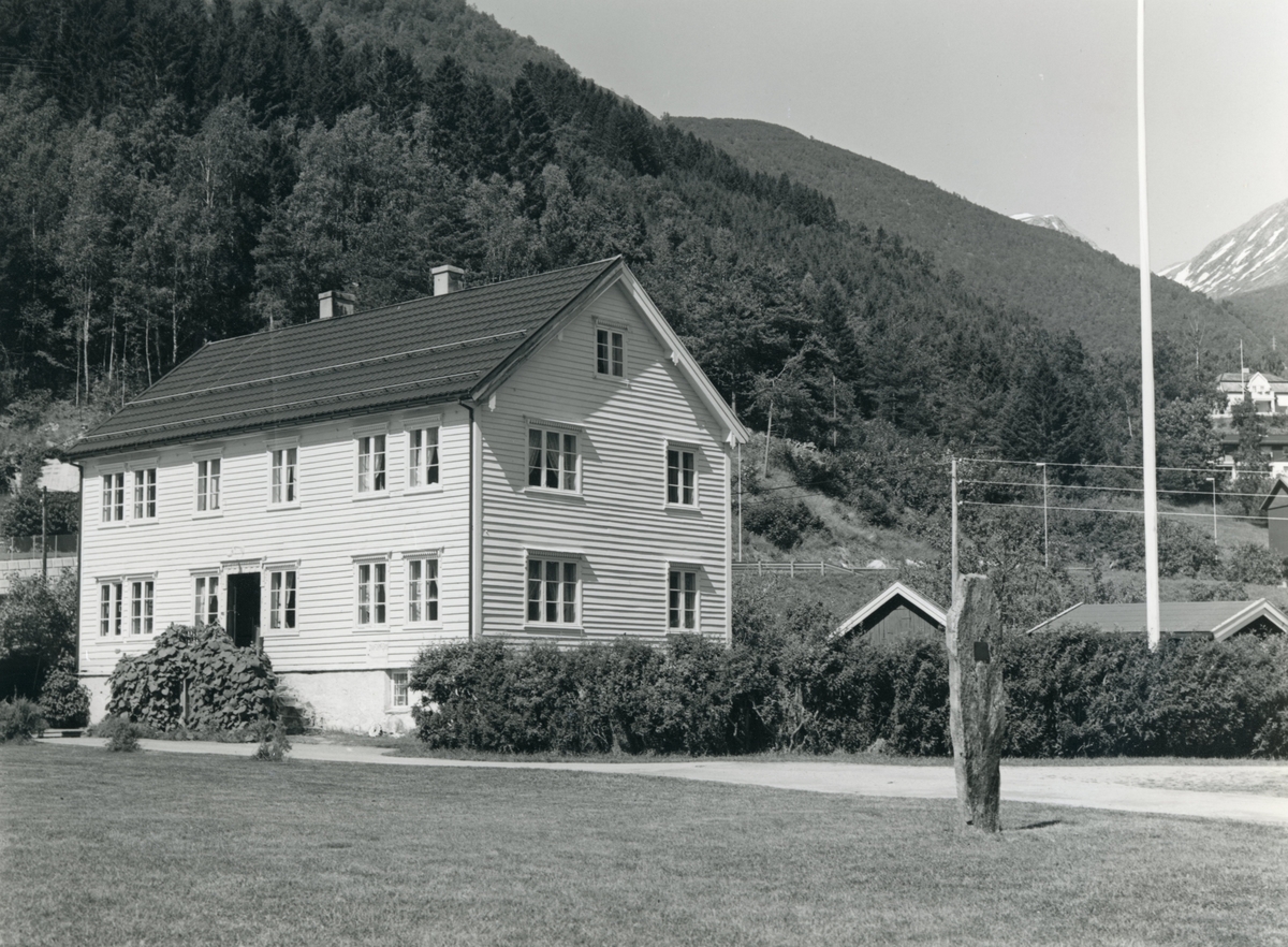 Prospektfotografi av våningshuset på Muri garden(Muri-tunet) i Valldal. Ved huset står en bautastein til minne om lakselorden William Robert Russell.