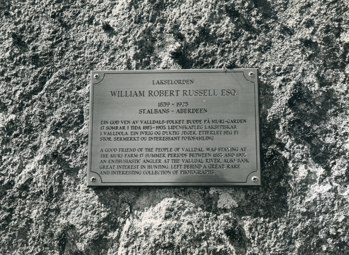 Prospektfotografi av våningshuset på Muri garden(Muri-tunet) i Valldal. Ved huset står en bautastein til minne om lakselorden William Robert Russell.