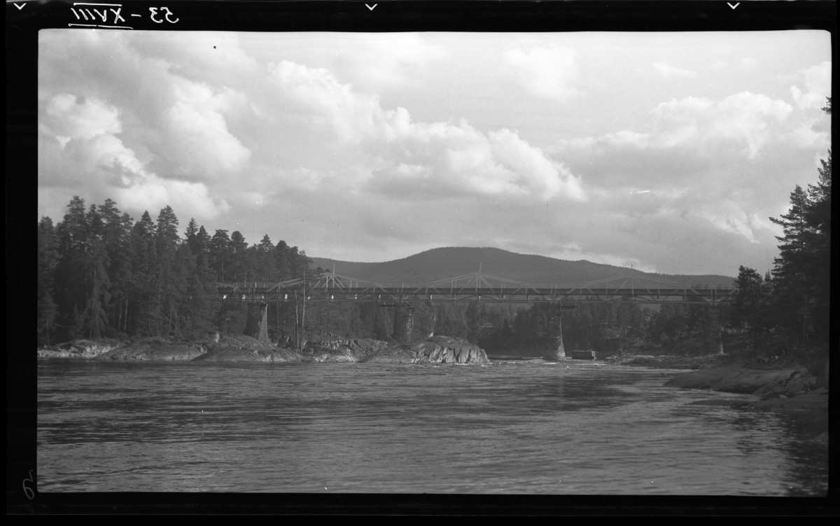 Ca. 200 meter nedenfor Drammenselvas papirfabrikker. Brua er en jernbanebru og skal ligge mellom "Geithus k. m." og Kluftefoss vannmerke. Mulig det er snakk om Katfoss?