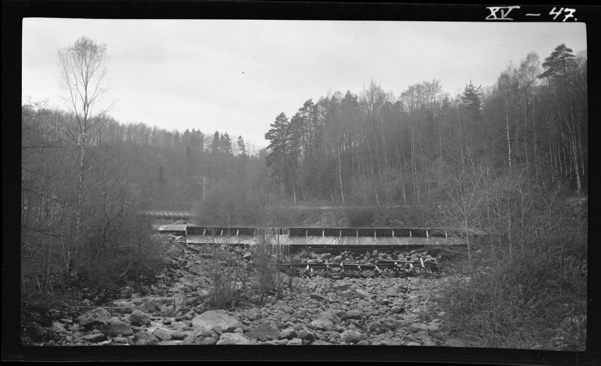 Rørgater i bakgrunnen.