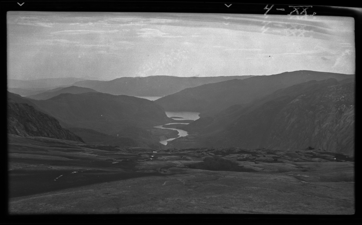 Nordfjordelva. Bildet er tatt fra Gråfjellet. Til høyre sees Faulvassfjellet og Gyltvikfjellet.