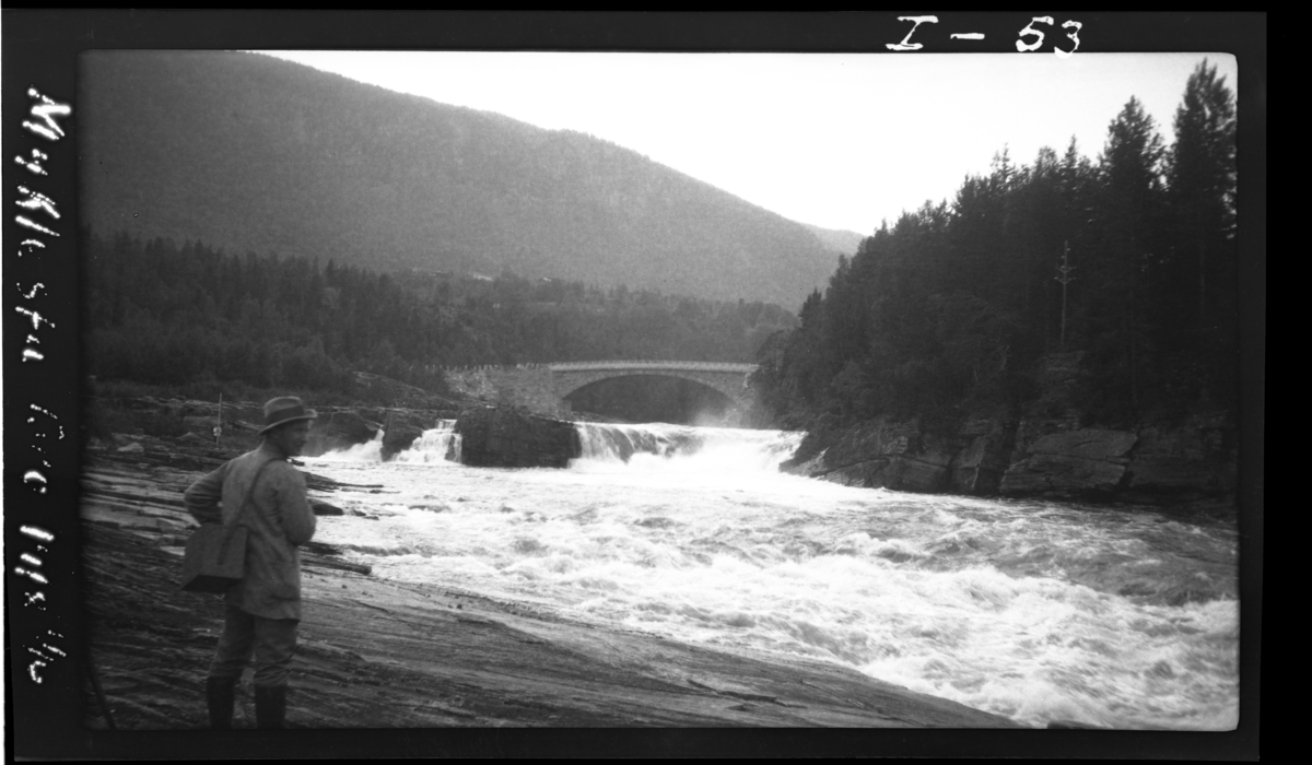 Myklestufoss og bro, sett oppover.Veggli ved Numedalslågen. F. M. 78 på venstre side av brua.