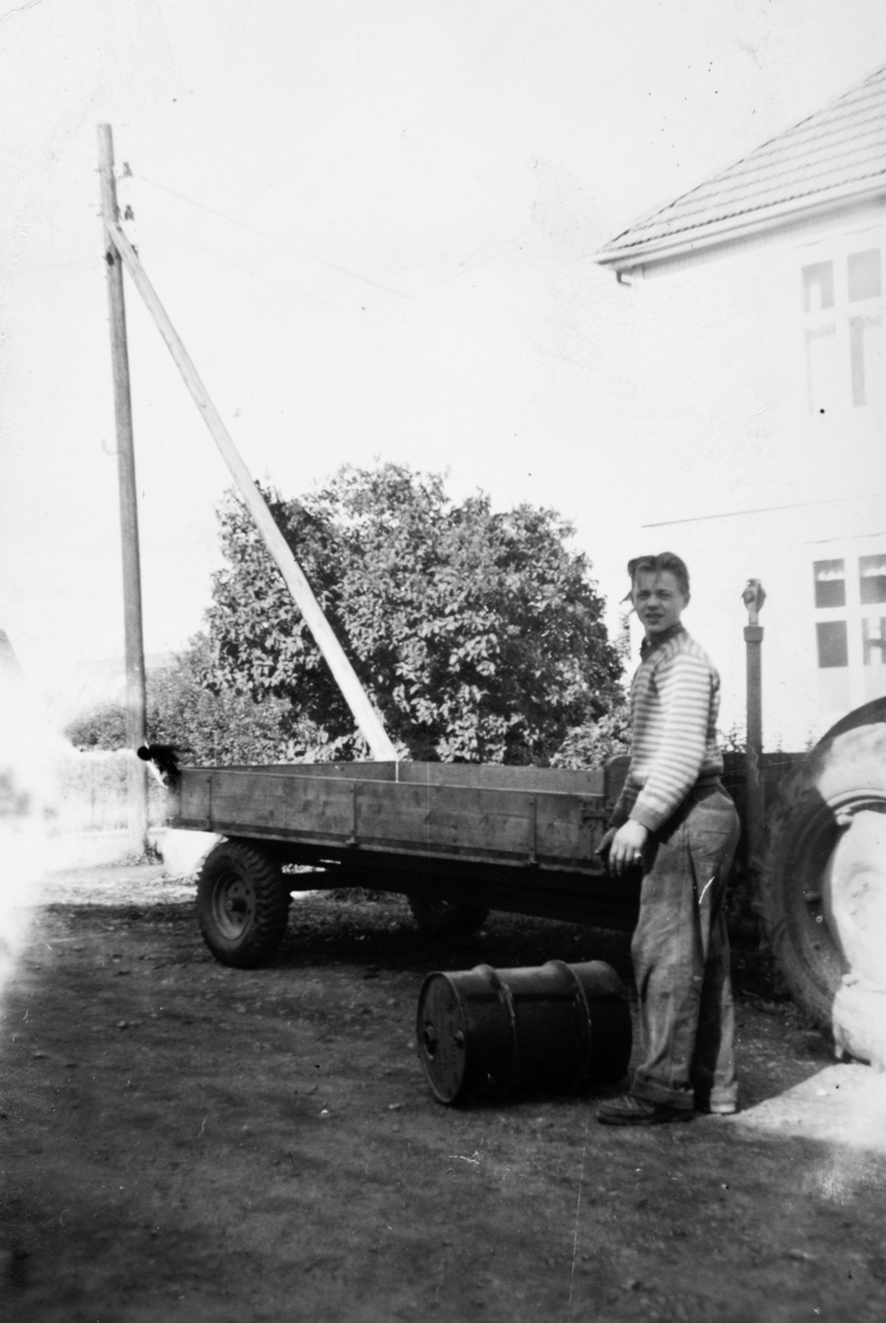 Svend Søgård, traktorhenger, oljefat, Stange Samvirkelag (?)