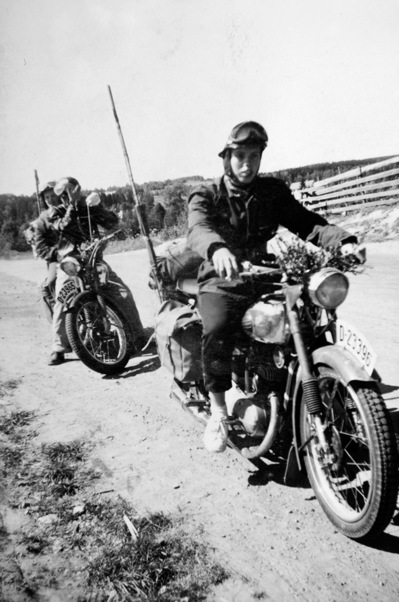 Motorsykkel D-23396, D-23965, Karin Ramseth og Sverre Nilsen.