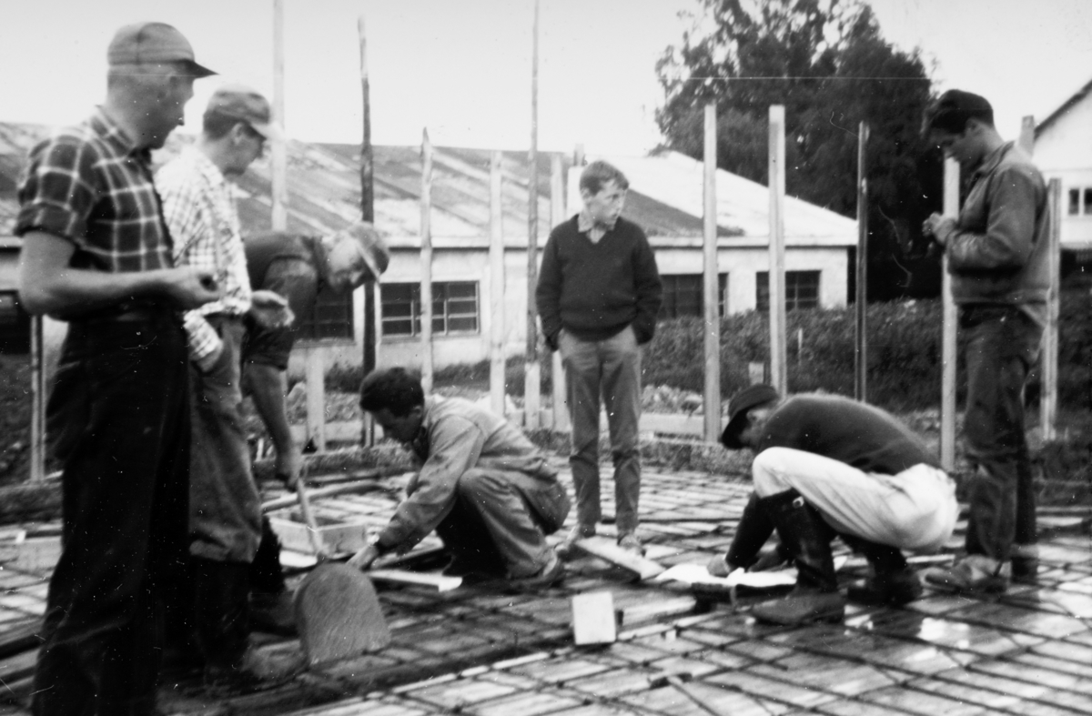 Dugnad hos Nils Simensen, Stange. Støping, armering, f.v. Olai Lindbo, Johan Simensen, Oskar Simensen, Leif Ramseth, Tore Antonsen, Anton Antonsen, Jan Erik Skjærbekk
