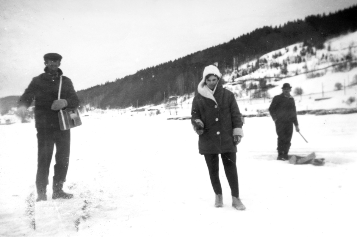 Pilkefiske, pilking, isfiske, etter lake, Mjøsa, Espa. Jens, Inger, Leif Ramseth. (?)