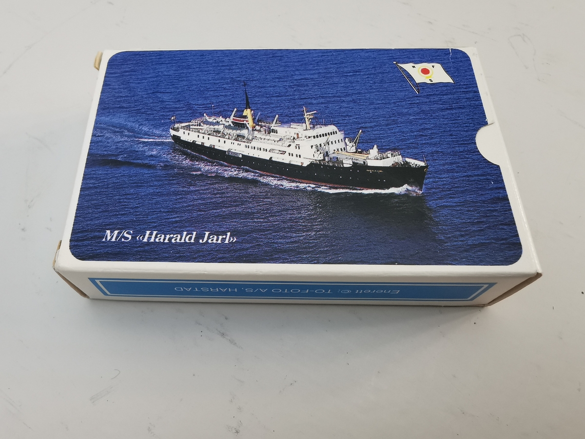 Seilende hurtigrute M/S "Harald Jarl" og rederiflagget til NFDS i kanten