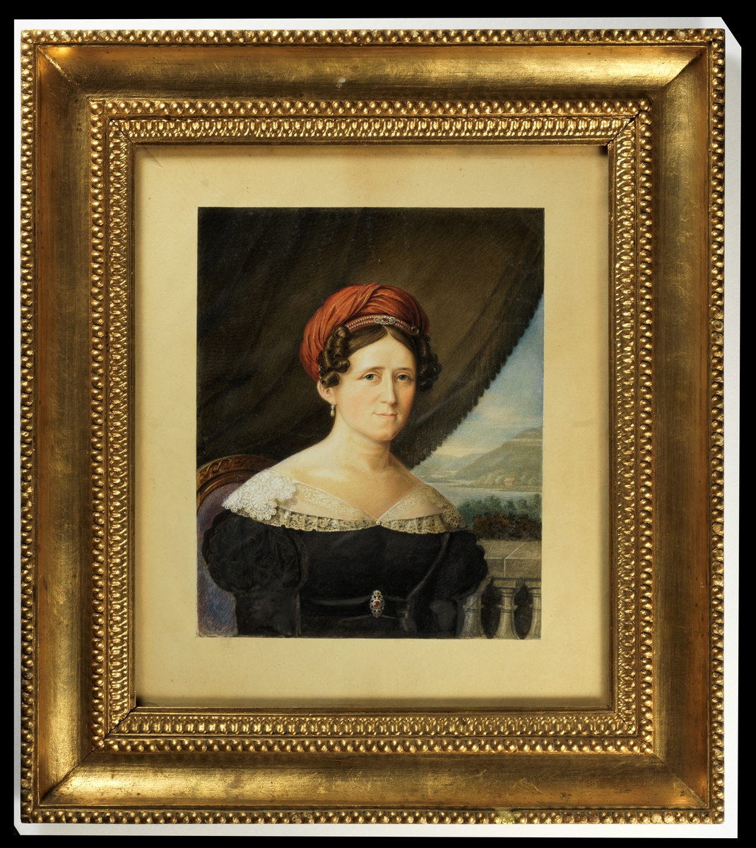 Grevinne Karen Wedel Jarlsberg. Brystbilde, sittende 1/4 høyre profil iført sort krinoline med puffermer øverst og trange underermer. Blondekrave. Rød turban. sitter i stol med oval rygg og fiolett trekk, brunt skråtthengende teppe som bakgrunn. Landskap bakenfor.
