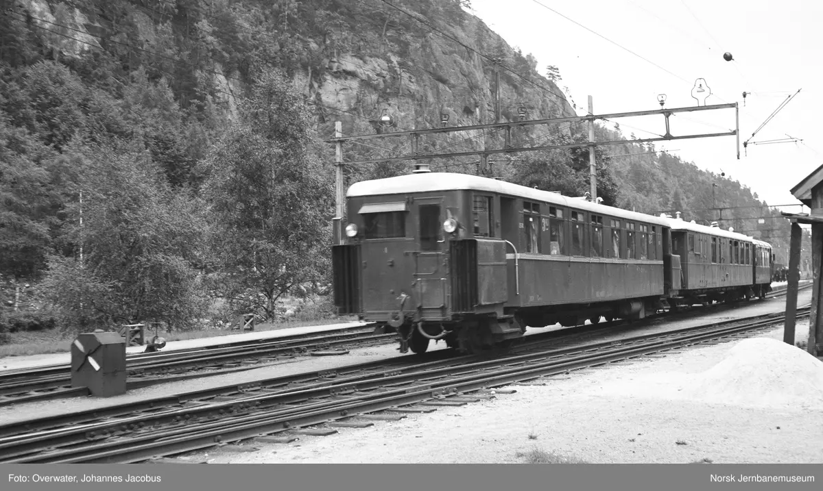 Persontog til Byglandsfjord på Grovane stasjon. Bensinmotorvogn litra Cmbo 1 nr. 2674 (nærmest), personvogn litra CDFo nr. 225 og bensinmotorvogn Cmb 1 nr. 2664