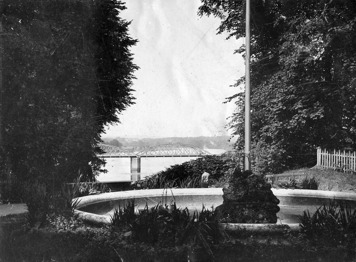 Norre Katts park, Tivoliparken. Fontänen med järnvägsbron och Frennarp i bakgrunden.