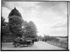 Hjulsjö kyrkan. Två öppna bilar framför kyrkan.
Beställnings nr: HÖ-125. 
Bilen närmst kameran är en Essex från början av 1920-talet.