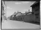 En och tvåvånings bostadshus.
Drottninggatan norrut från Bondegatan.