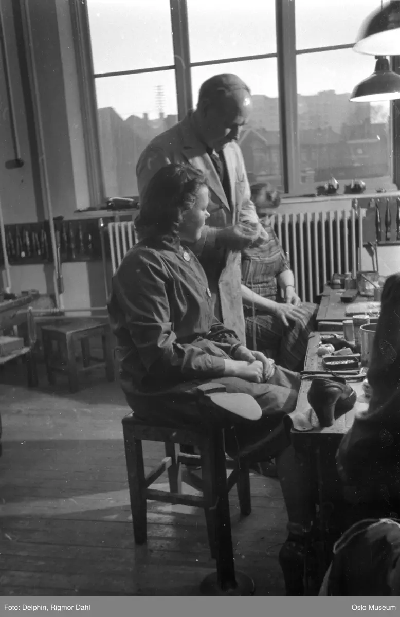 Kvinnenes frivillige arbeidshjelp, skomakerverksted, skomakerkurs, kvinner, mann