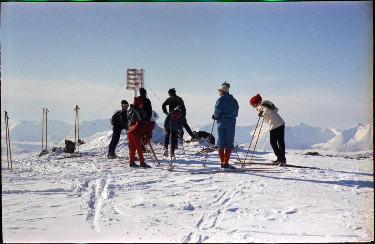Folk på skitur på fjellet.