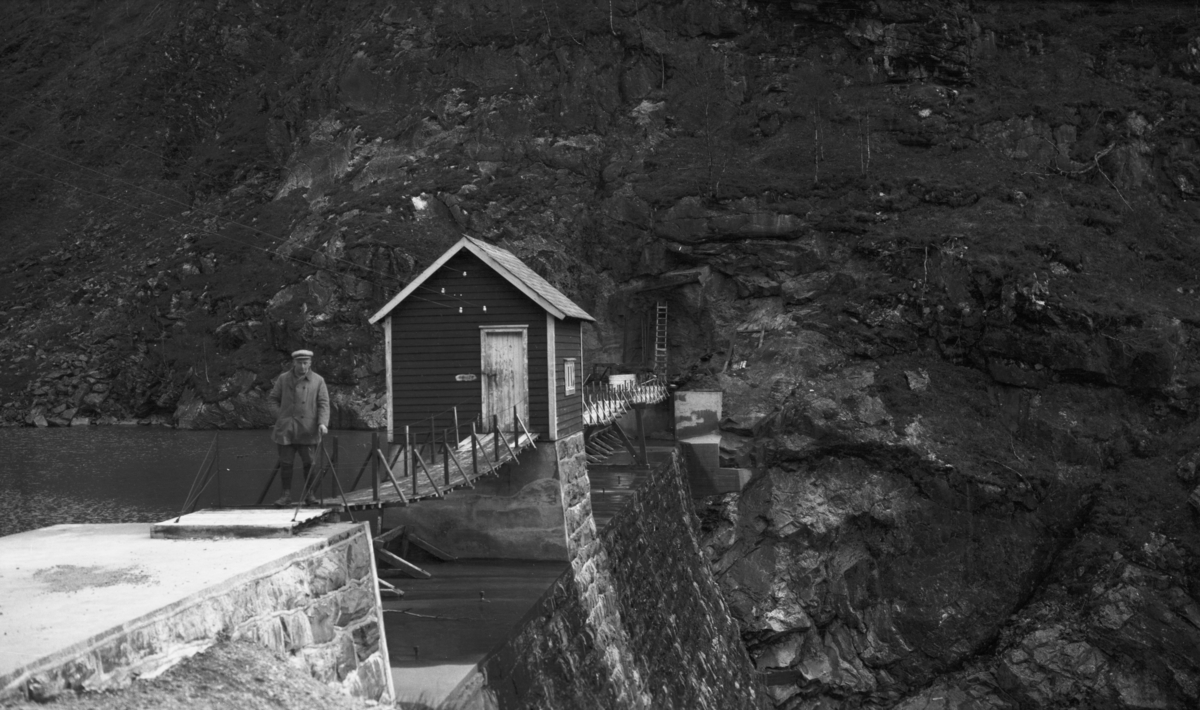 Fotos av dammer 14. og 15. mai 1930. Bergen kommunale elektrisitetsverk