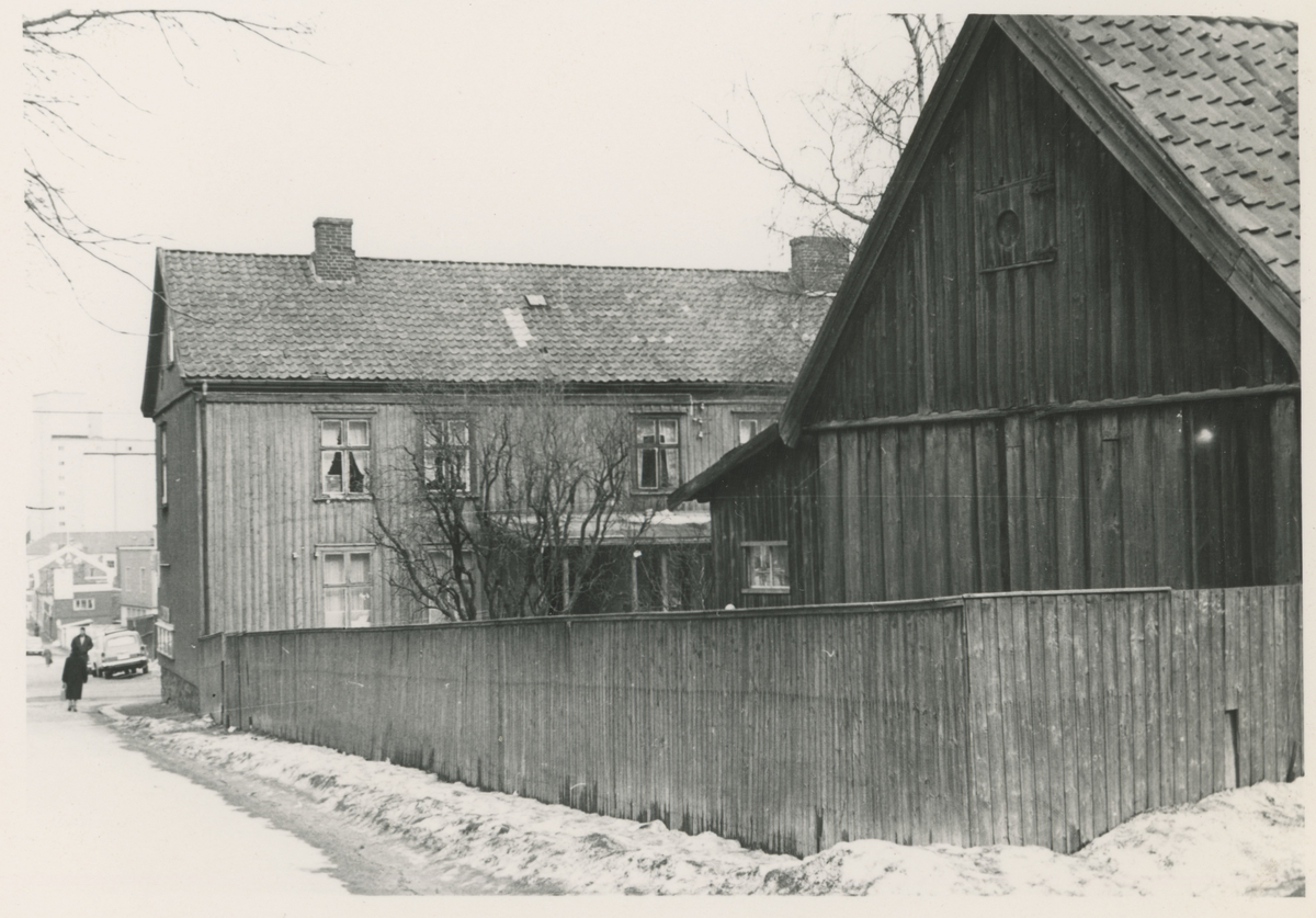Tre bilder på samme kort. Like motiv.
Mars 1960
Kommentar:	Fotograf har stått litt forskjellige steder.
Historikk: Revet til fordel for Moss bygg og utvidelse av Prinsens gate opp til Skoggata.
Detaljer:	Dronningens gate 9, Ullsteensgården.

Bilde 2 & 3:
Detaljer:	Samme som bilde 1