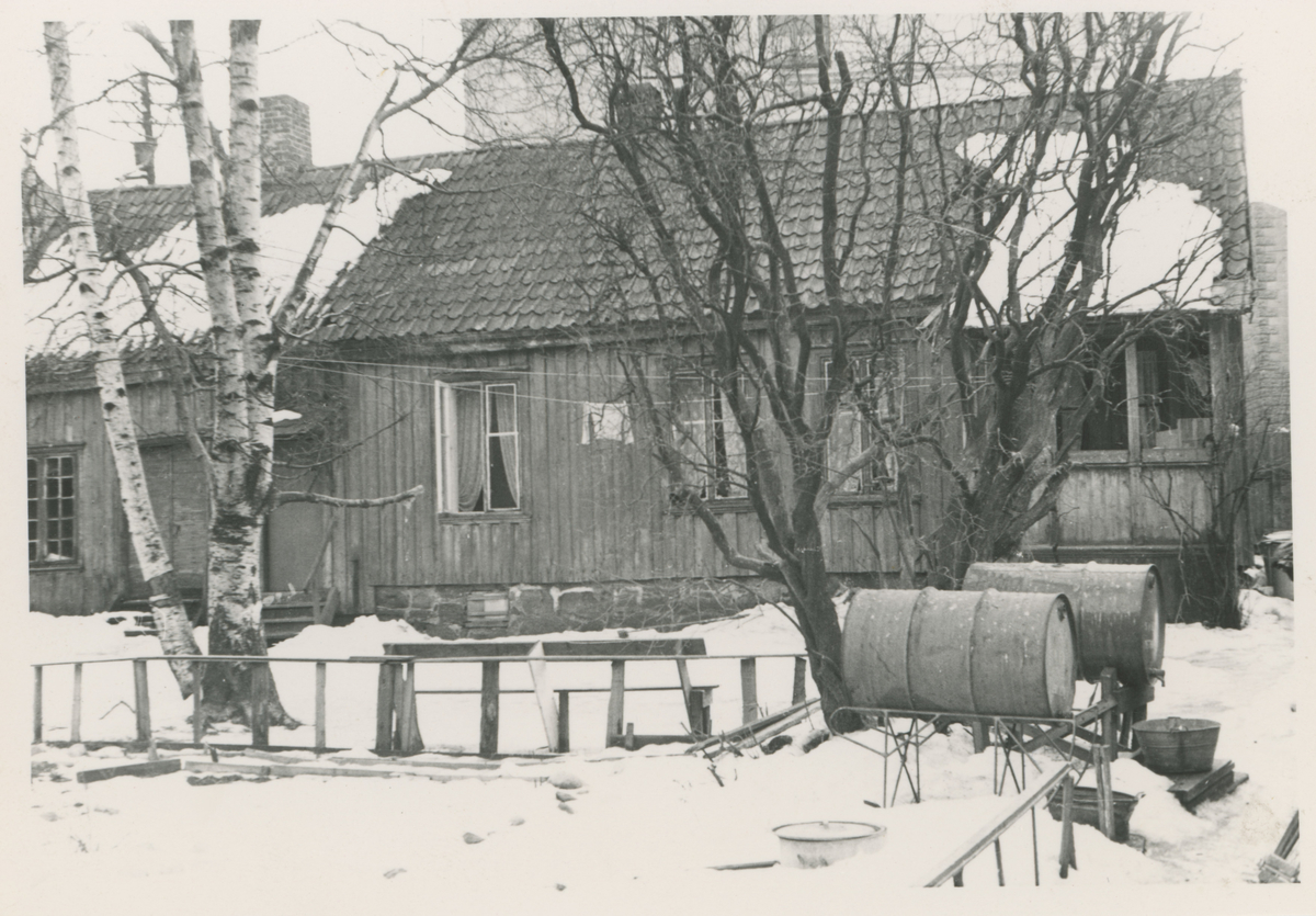 Tre bilder på samme kort. Like motiv.
Mars 1960
Kommentar:	Fotograf har stått litt forskjellige steder.
Historikk: Revet til fordel for Moss bygg og utvidelse av Prinsens gate opp til Skoggata.
Detaljer:	Dronningens gate 9, Ullsteensgården.

Bilde 2 & 3:
Detaljer:	Samme som bilde 1