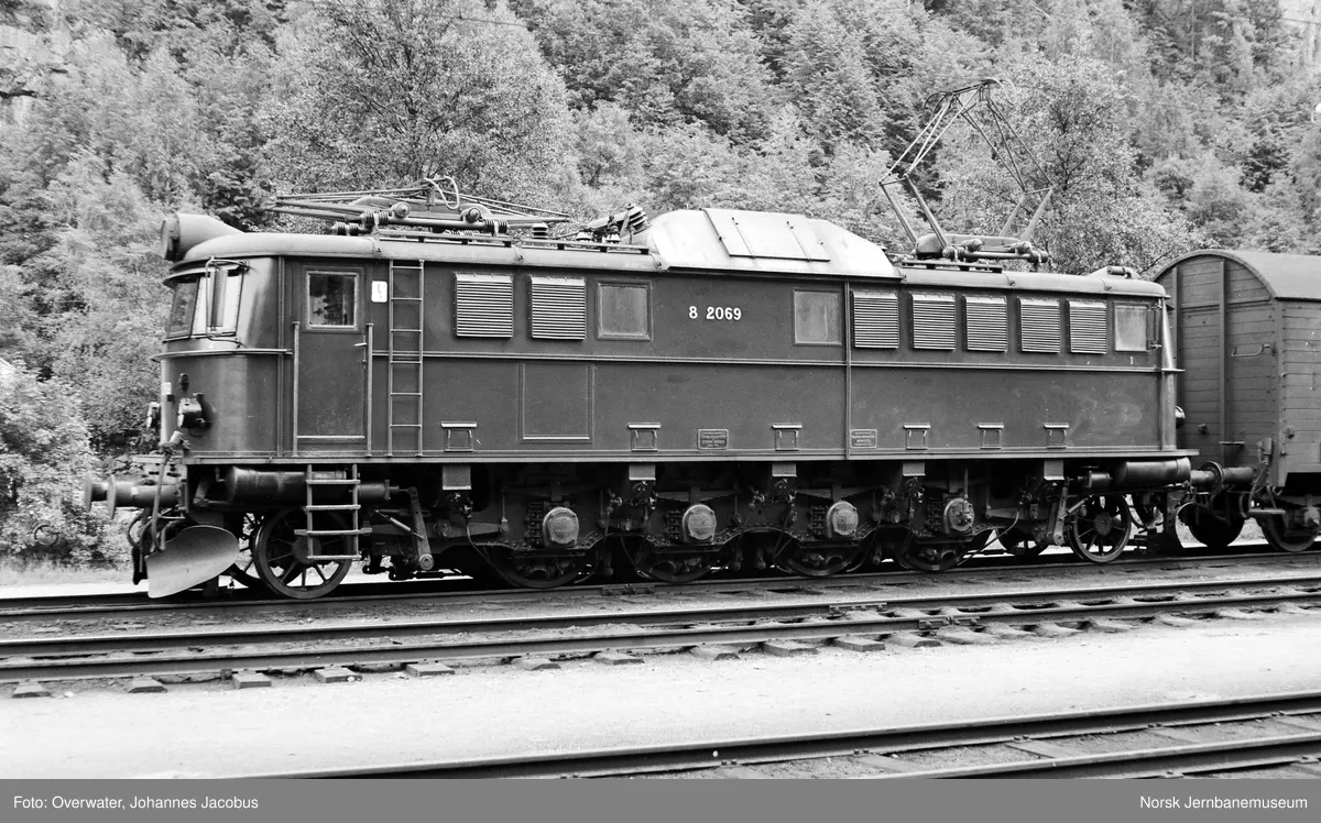 Elektrisk lokomotiv El 8 2069 med dagtoget fra Stavanger til Oslo V, tog 702, på Grovane stasjon