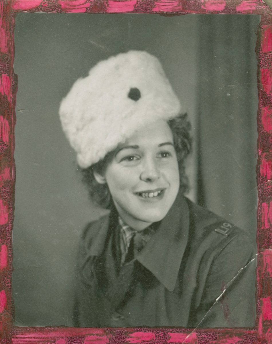 Porträttfoto av Karin Nordberg, frivillig luftbevakare ur 91:a ls-kompaniet i Tellejåkk, Kåbdalis, vintern 1942.
Klädd i militäruniform.